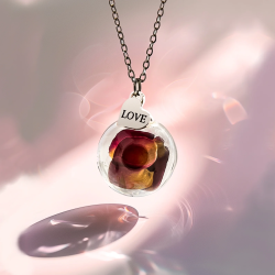 Collana dell'amore e dell'amicizia, Rosa