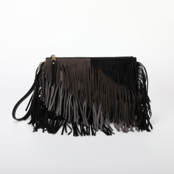 Borsa a busta con frange color nero, di Mimi Mua