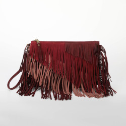 Borsa a busta con frange color mosto, di Mimi Mua